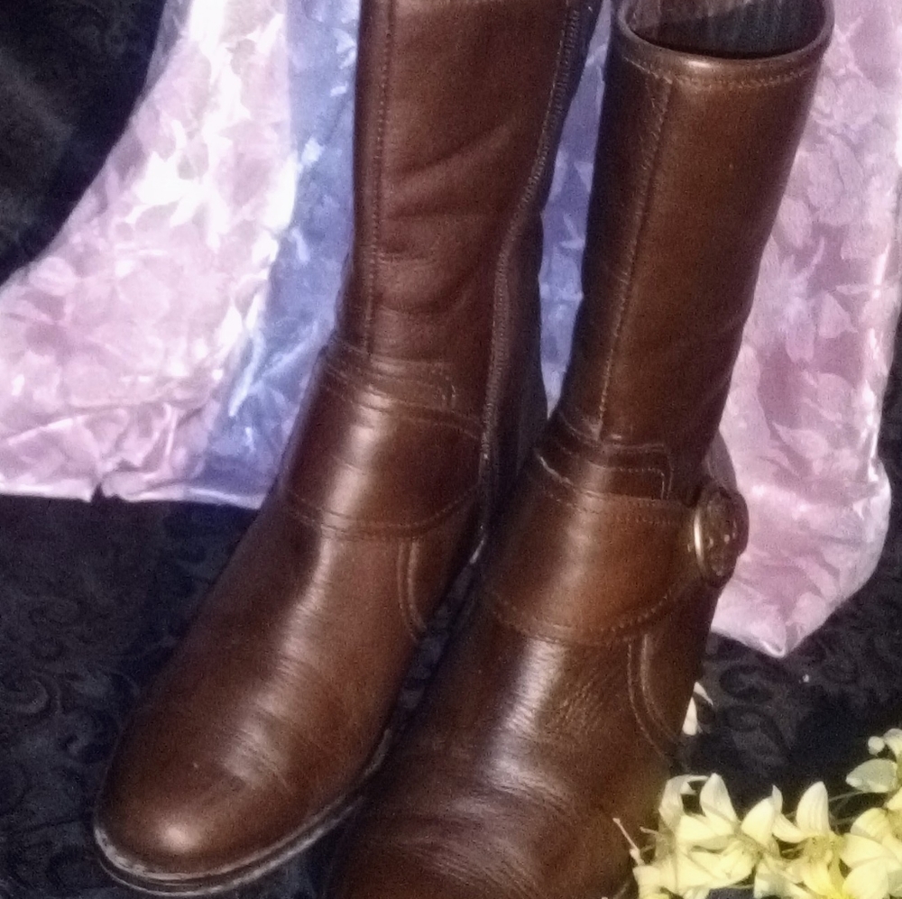 Born mid calf brown leather boots